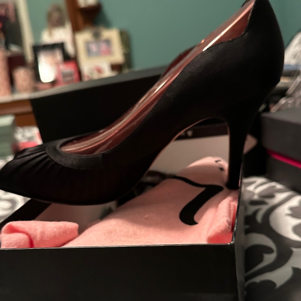 Nina Classic Black Pumps